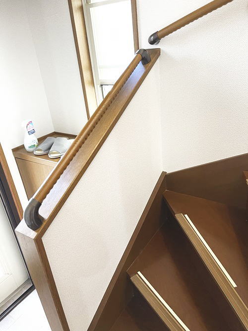 階段笠木に取り付けた手すり(取付例15)